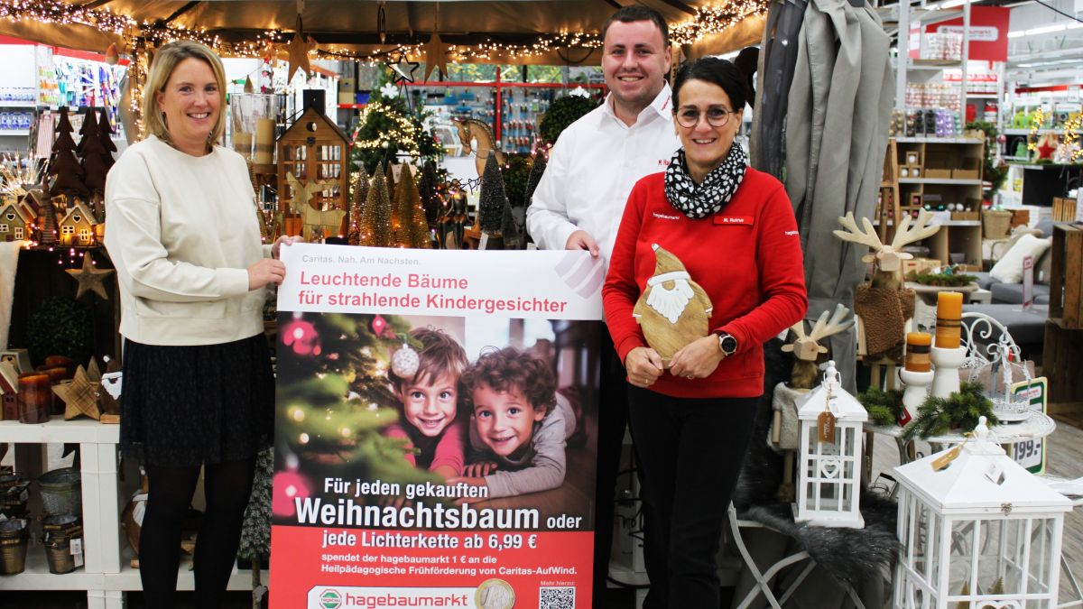 Maria Ruhrus und Maximilian Hackenbracht freuen sich mit Alexandra Scheld von Caritas-AufWind (links) über einen tollen Erlös zum Jahresende. von Janine Clemens, Caritasverband Olpe