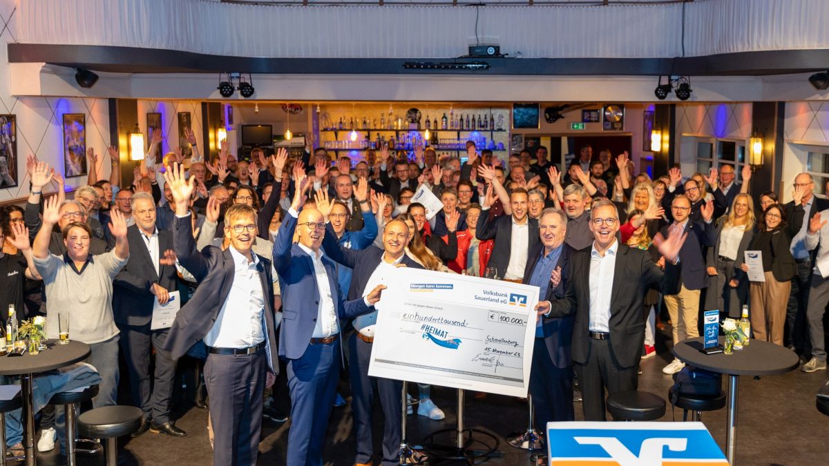 100.000 Euro für die Heimathelden-Aktion überreichten (vorne v.l.) Michael Griese, Andreas Ermecke, Dr. Florian Müller, Michael Reitz und Bernd Griese an 90 Vereine aus dem Hochsauerlandkreis und dem Kreis Olpe. von Volksbank Sauerland