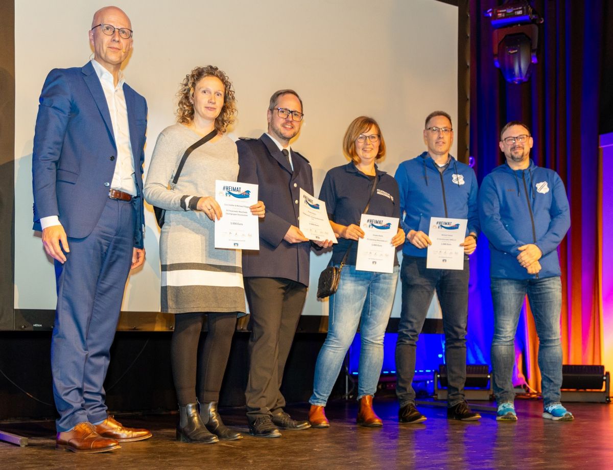 Über einen Sonderpreis von je 1.000 Euro freuten sich die Feuerwehr Meschede, die Löschgruppe Grevenstein, der Löschzug Meschede, der Förderverein der Katholischen Grundschule Berghausen sowie der FC Kirchhundem. von Volksbank Sauerland