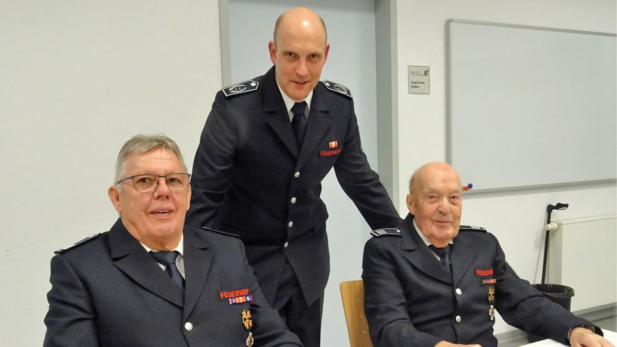 Der Leiter der Freiwilligen Feuerwehr, Christian Hengstebeck (stehend), mit seinen beiden Vorgängern Friedrich Schulte (links) und Willi Ledig. von Sigrid Mynar