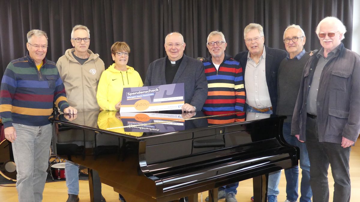 Der Vorsitzende des Hospizes, Pfarrer Heinrich Schmidt (Mitte), besuchte eine „Bandprobe“ (nach dem Konzert im Kulturbahnhof im Oktober), um den Geldbetrag persönlich in Empfang zu nehmen. von privat