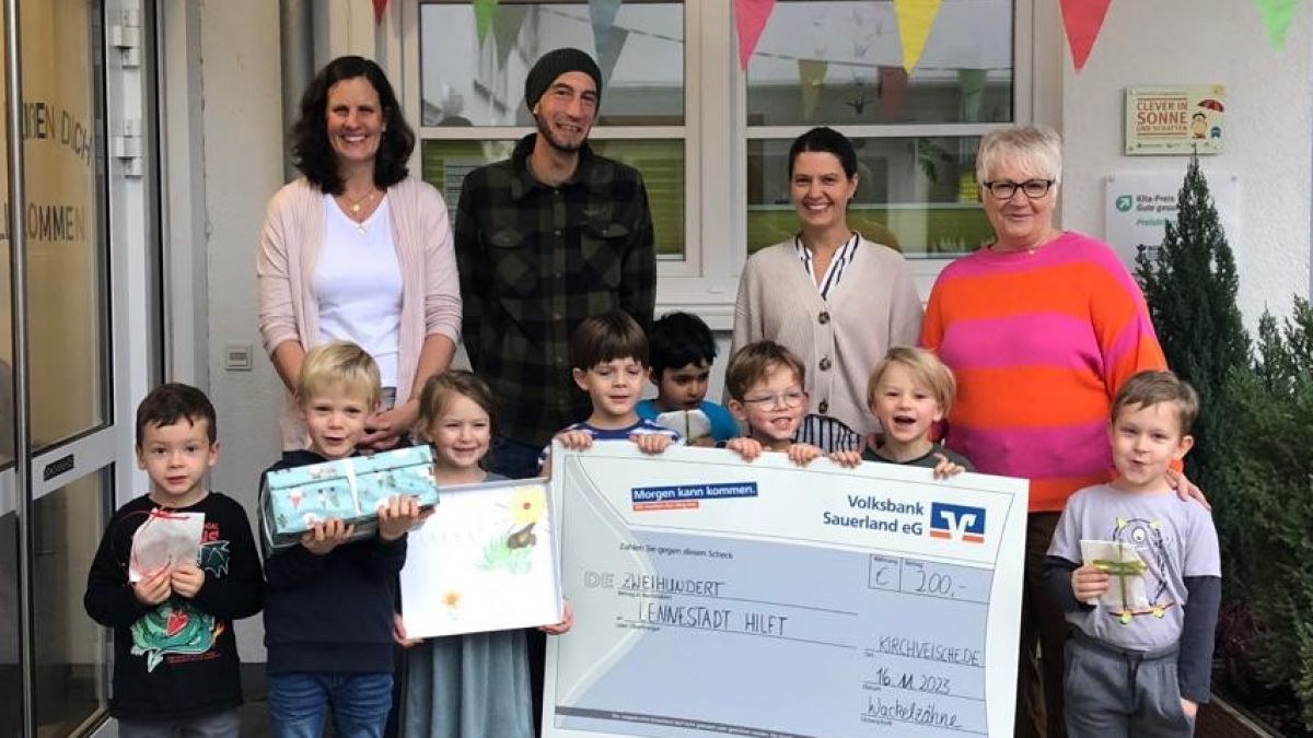 Eine tolle Idee hatten die „Wackelzähne“, die Vorschulkinder im Kindergarten „Flohkiste“ in Kirchveischede: 200 Euro aus dem Erlös von ihrem Plätzchen-Verkauf spendeten sie an Sabine Schöpf (hinten rechts) von „Lennestadt hilft“, damit von dem Geld Leckereien für Kinder in der Ukraine gekauft werden können. von privat