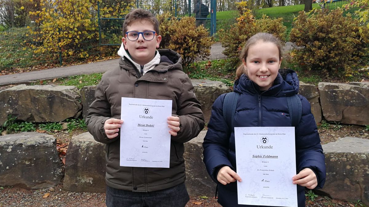 Sophie Feldmann aus der 6. Klasse der Franziskus Schule in Olpe und Mesut Dedeić, ebenfalls in der 6. Klasse, vom Rivius Gymnasium Attendorn, schafften es in die Landesrunde. von Chiara Martella