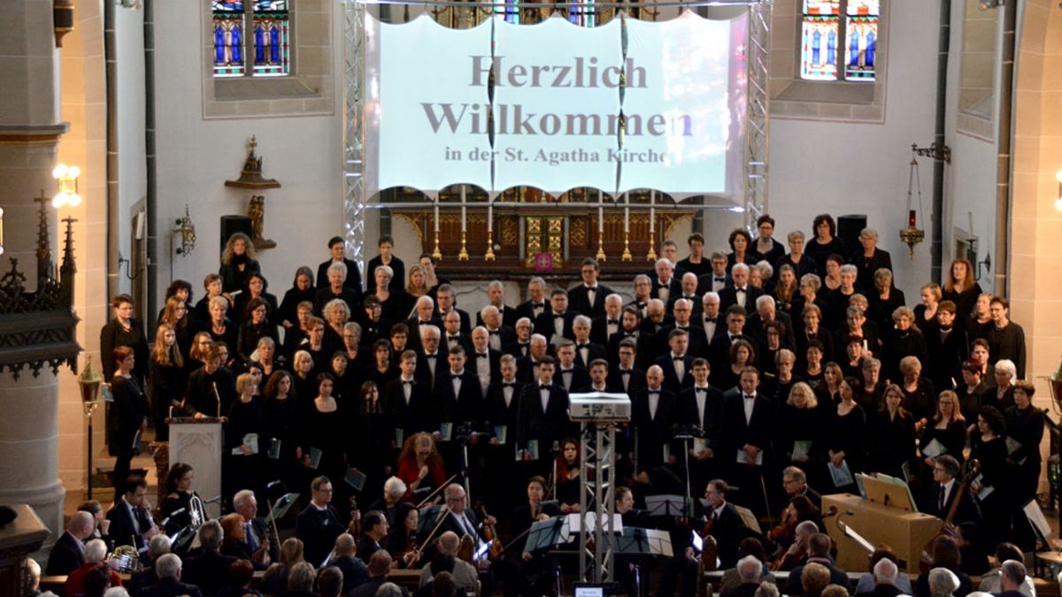 Das Archivfoto zeigt das Konzert „Stabat Mater“ von Karl Jenkins aus dem Jahr 2019 in St. Agatha Altenhundem. Es war das erste gemeinsame Konzert mit der Kantorei Sankt Barbara Krakau. von privat