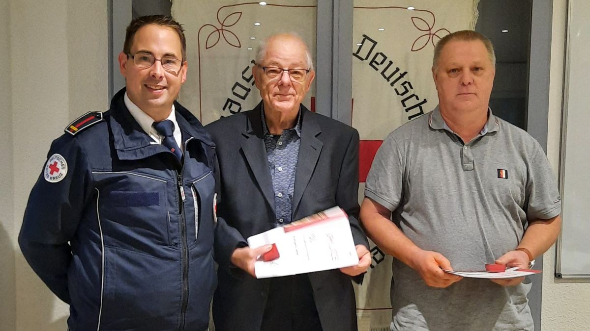 Christof Wurm (li.) ehrte Wolfgang Gelber und Karl-Heinz Stahl (re.) für ihre 150. Blutspende. von privat