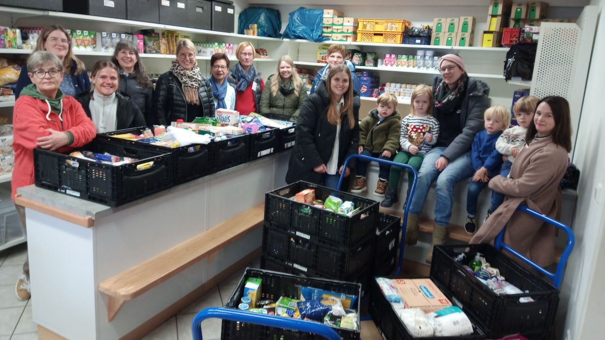 In den katholischen Kindergärten des Pastoralen Raums Olpe wurden Sachspenden für den Warenkorb gesammelt. Viele Kisten konnten jetzt an das Warenkorb-Team in Olpe überreicht werden. von privat
