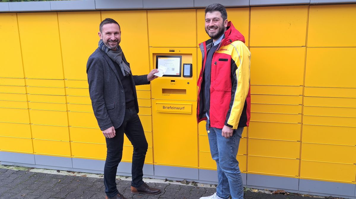 Die erste Poststation in der Gemeinde Kirchhundem testete Bürgermeister Björn Jarosz (li.) zusammen mit Kevin Bredebach (DHL-Vertriebsmanager). von Gemeinde Kirchhundem