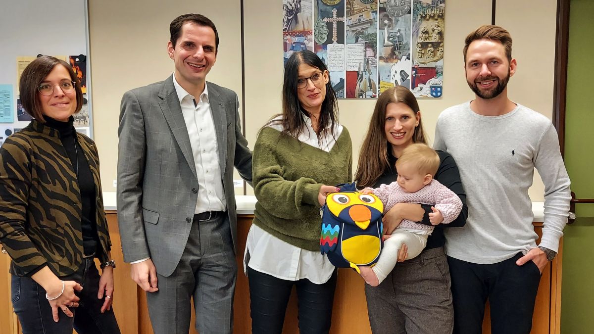 V.l.: Mareike Vetter (Hansestadt Attendorn), Bürgermeister Christian Pospischil, Bianca Siljeg (Kindergarten St. Martin), Josephine Bruns mit Ellie und Danny van Buuren. von privat