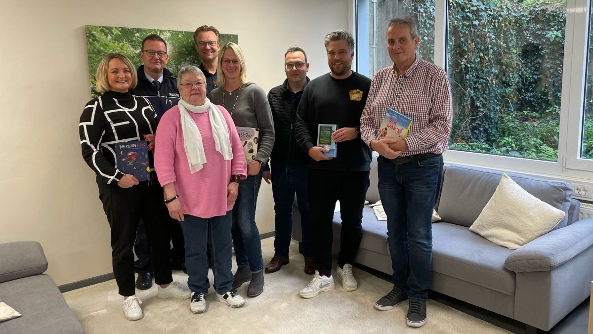 Bundesweiter Vorlesetag 2023: Die St. Agatha-Schule hat an den Standorten Lennestadt und Bilstein Bürgermeister Tobias Puspas, Vertreter der weiterführenden Schulen, der örtlichen Buchhandlung, der Volksbank, der Polizei, der Büchereien, der Kirche und der LokalPlus-Redaktion eingeladen, den Schülern vorzulesen. von privat