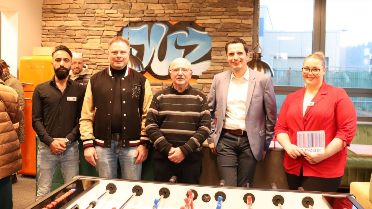 Freuten sich, das JuZ im Alten Bahnhof zu eröffnen (v.l): Mo Modi, Helge Staat (Leiter JuZ), Alberts Zulkowski, Bürgermeister Christian Pospischil und Lucia Rembers. von Mona Pospischil