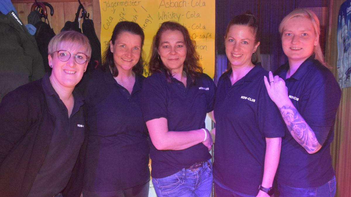 Das Thekenteam hat allen Grund zum Strahlen. von Nicole Voss