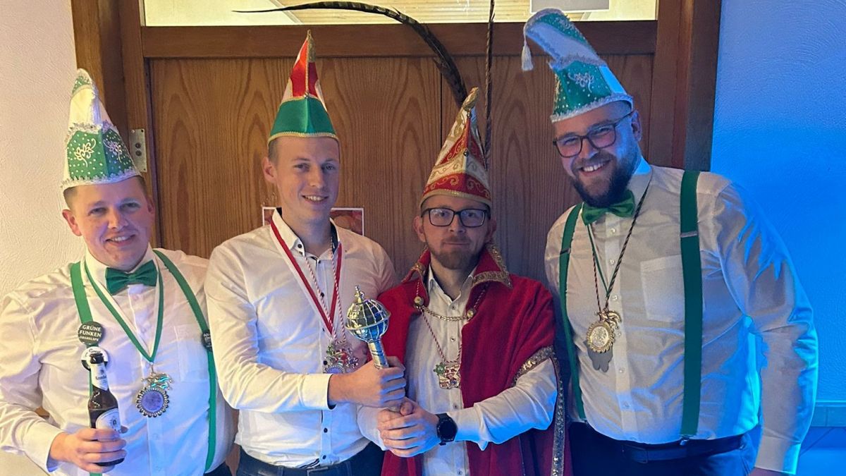 Der ausgeschiedene Prinz Stefan I. (Arens) übergibt das Zepter an seinen Nachfolger Prinz Rainer I. (Autsch) (2.v.r.). Daneben die Präsidenten Michael Voß und Yannic Schmidt (r.). von privat