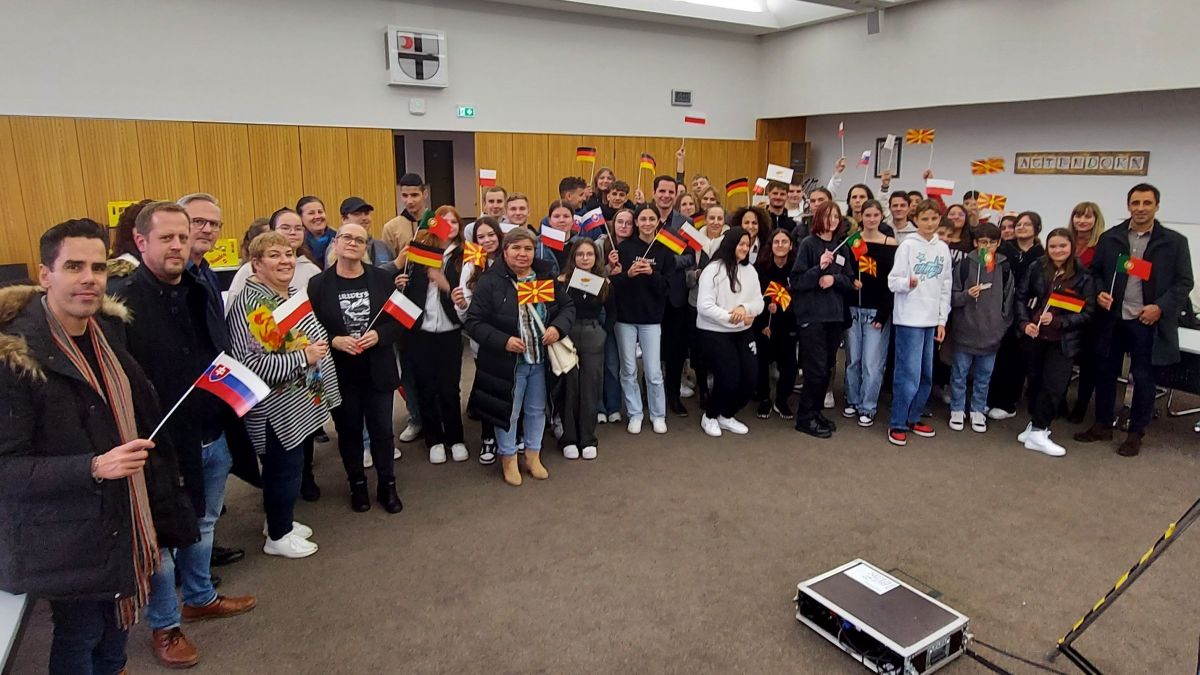 Ein buntes Sprachengewirr herrschte kürzlich im Attendorner Rathaus. Bürgermeister Christian Pospischil empfing Schülergruppen aus fünf Ländern. von privat