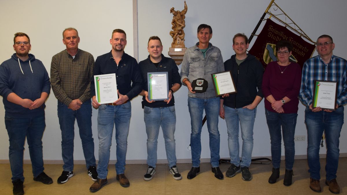 Jahresdienstbesprechung mit Wahlen und Ehrungen beim Tambourcorps Meggen: (v.l.) Fabian Laukant, Ingo Drees, Marius Drees, Fabian Linn, Christoph Martin, Marcel Laukant, Silke Dolle und Achim Thiele. von privat