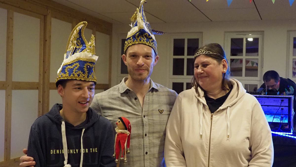 Klein-Elka-Prinz Steven I. (Mitte) mit den AG Miteinander-Tollitäten
Marina Frenkel (r.) und Marco Werthenbach. von privat