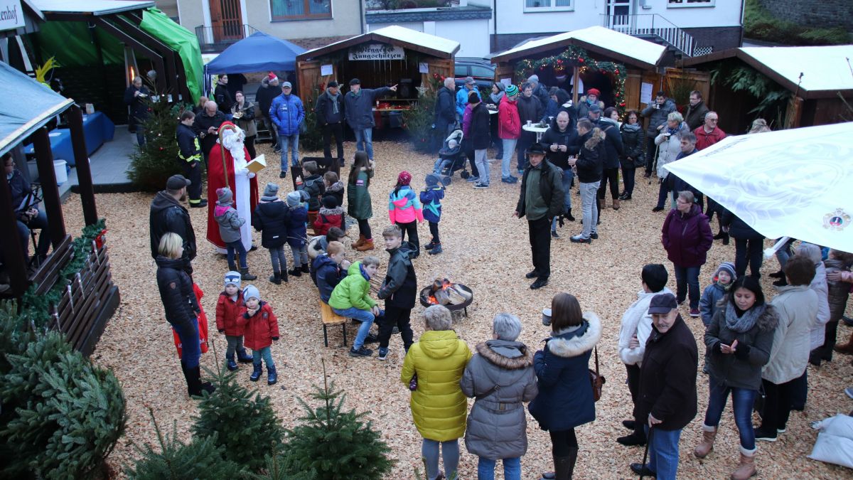 Vor dem Schützenhof in Meggen wird wieder das kleine Hüttendorf für die Weihnachtsbegegnung aufgebaut. Die Meggener Vereine laden herzlich dazu ein. von Archivbild: privat