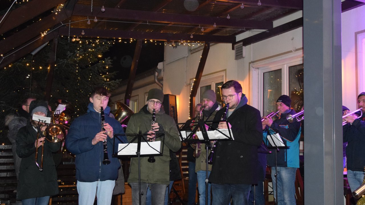 Beim Weihnachtsmarkt in Meggen sorgten die Musiker für festliche Klänge. von Leoni Hermes