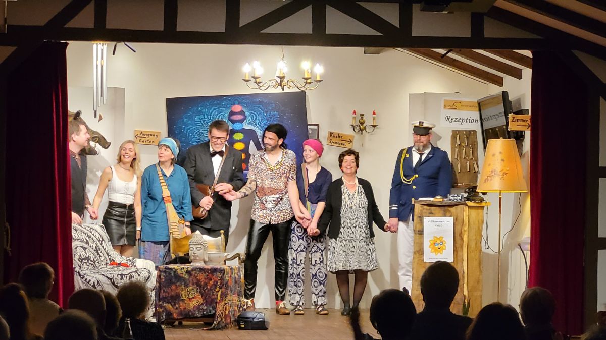 Die Laienspielschar Serkenrode sorgte mit der Aufführung der Komödie „Tante Bertas letzer Wille“ für beste Unterhaltung. von Marian Ettemeyer