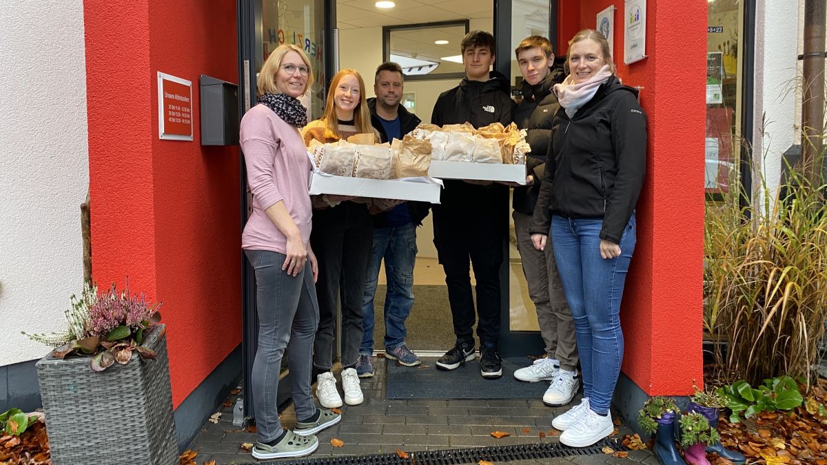 Die Schüler der SV organisierten wieder die traditionelle Brezelaktion am St.-Ursula-Gymnasium. von privat