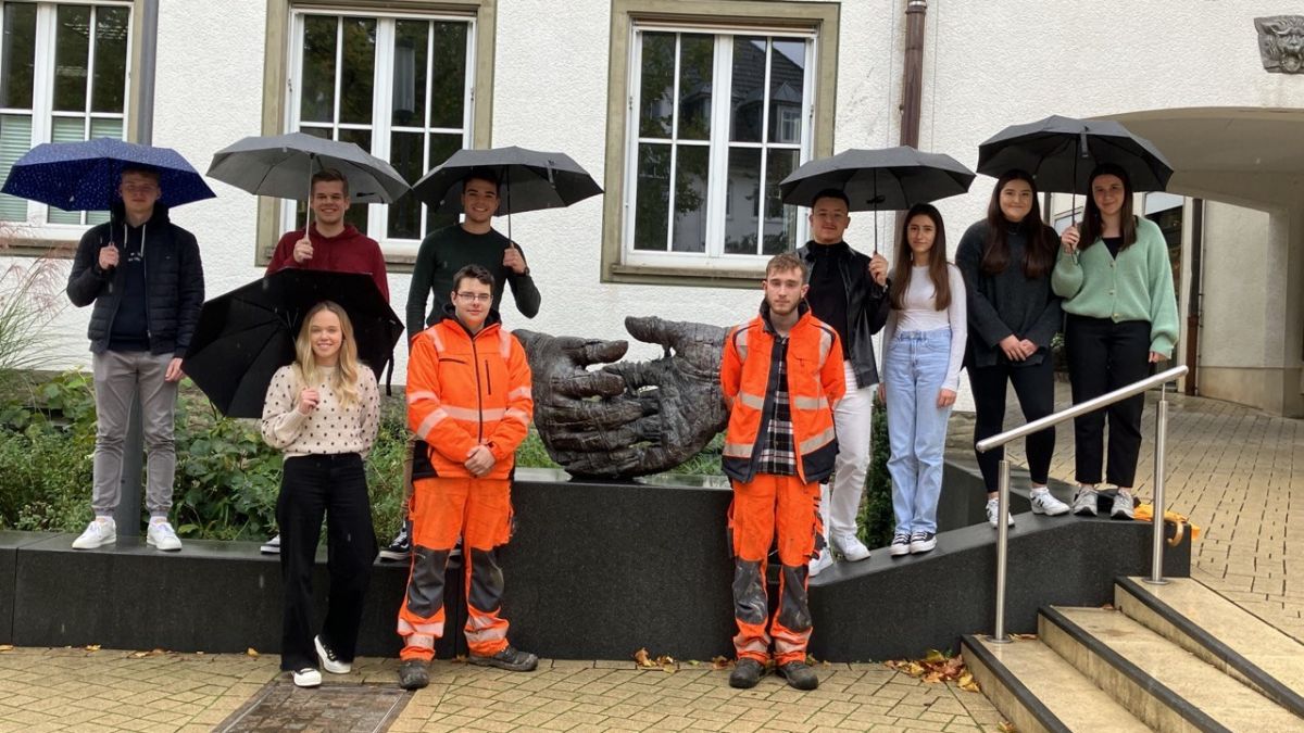 Sie lassen die Bürger ihrer Stadt nicht im Regen stehen: (vordere Reihe v.l.) Laura Schmidt, Robin Horst und Ben Wilhelm; (zweite Reihe v.l.n.r.) Marc Weiss, Béla Vogel, Riko Lennemann, Donat Kadrija, Rosa Dagyeli, Viktoria Naumann und Nilay Sinoplu. von Hansestadt Attendorn