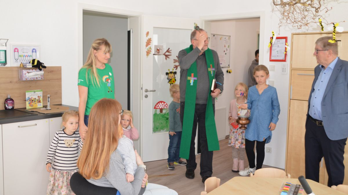 Pastor Andreas Neuser segnete die neuen Räume des Kindergartens Zwergenland. von privat