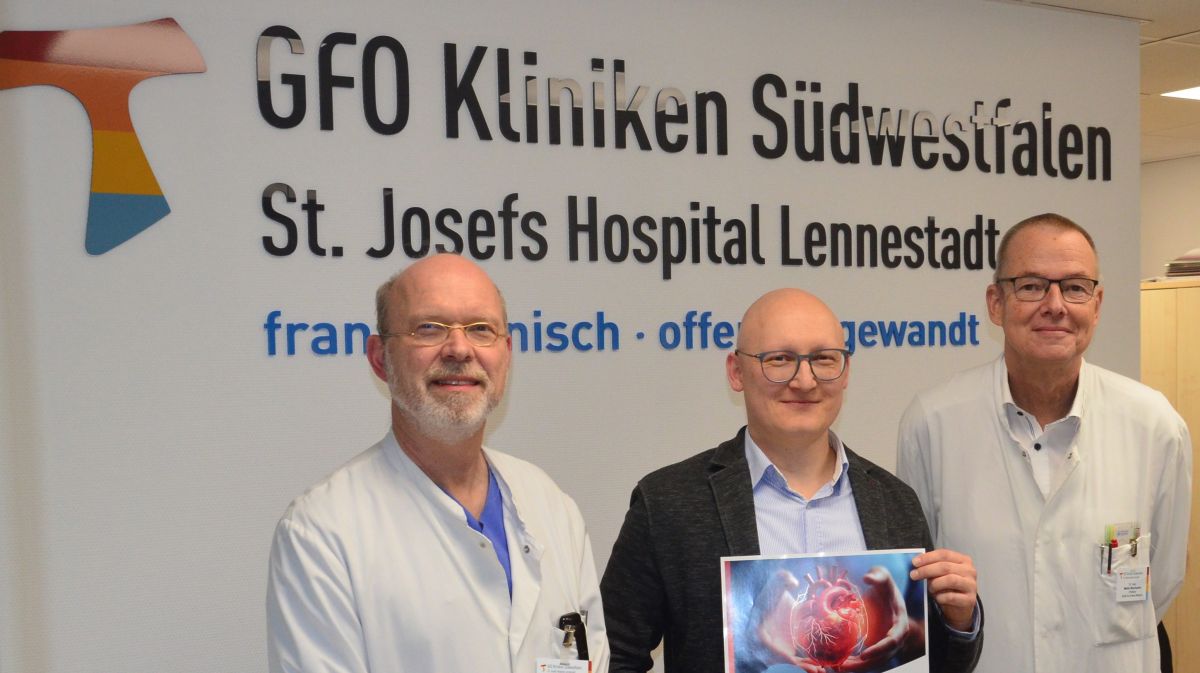 Dr. Martin Asbach, Christian Schulte (AOK) und Dr. Martin Bischopink blicken der Herzwochen-Veranstaltung in Altenhundem entgegen. von GFO Kliniken Südwestfalen