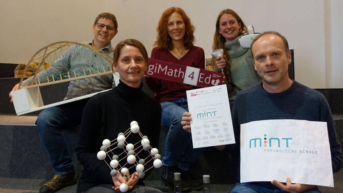 MINT-Koordinator Andreas Gaumann (vorne rechts) freut sich mit einigen seiner MINT-Kolleginnen und Kollegen über die erneute Auszeichnung als „MINT-freundliche Schule“. von St.-Franziskus-Schule