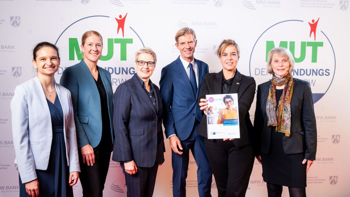 Dr. Ralf Mittelstädt (IHK NRW) übergab die Studie anlässlich der Verleihung des diesjährigen Gründungspreises NRW an Mona Neubaur, Ministerin für Wirtschaft, Industrie, Klimaschutz und Energie des Landes Nordrhein-Westfalen (2.v.r.). von MWIKE NRW / Udo Geisler