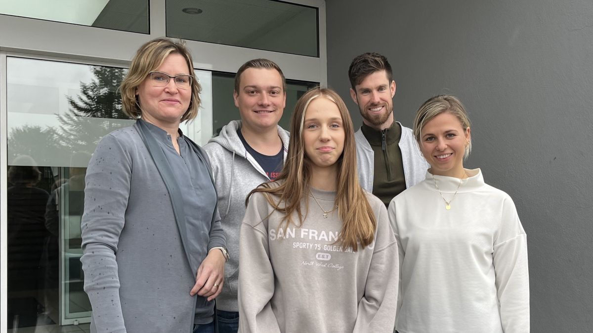 Schulleiterin Ina Suchard sowie Referendarinnen und Referendare gratulieren der Gewinnerin des Schulquiz Lilly Wörder (vorne). von BKO