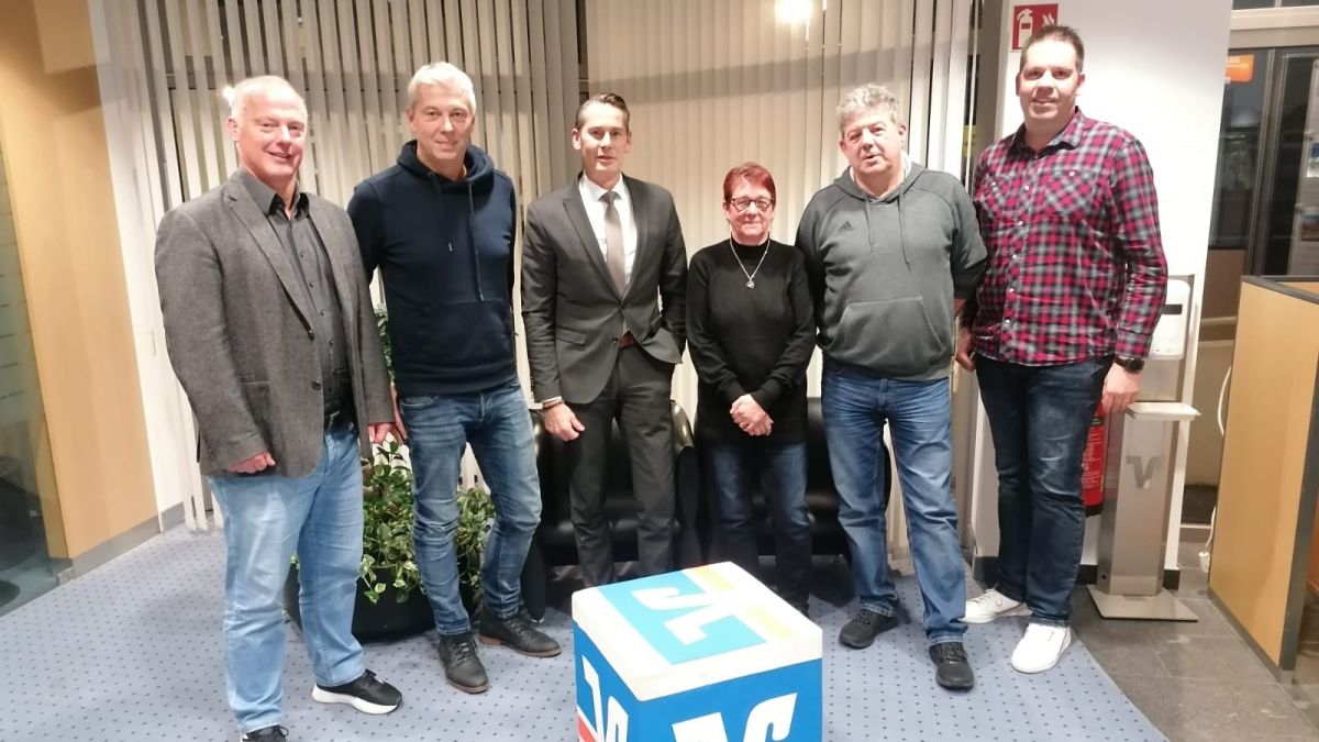 Von links: Peter Niklas (1. Vorsitzender GSV), Frank Stahl (FC Altenhof), Hauke Röckinghausen (Volksbank Wenden), Petra Hahn (Losfee), Andreas Hahn (GSV), Dominik Holterhof (GSV). von privat