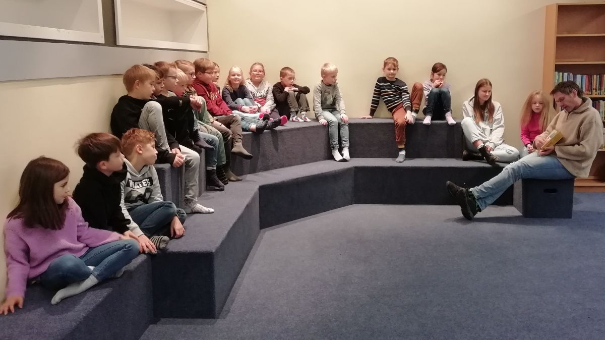 Dr. Gregor Kaiser war zu Gast in der Grundschule Oedingen und las den Zweitklässlern vor. von Oene-Elspe-Tal-Schule