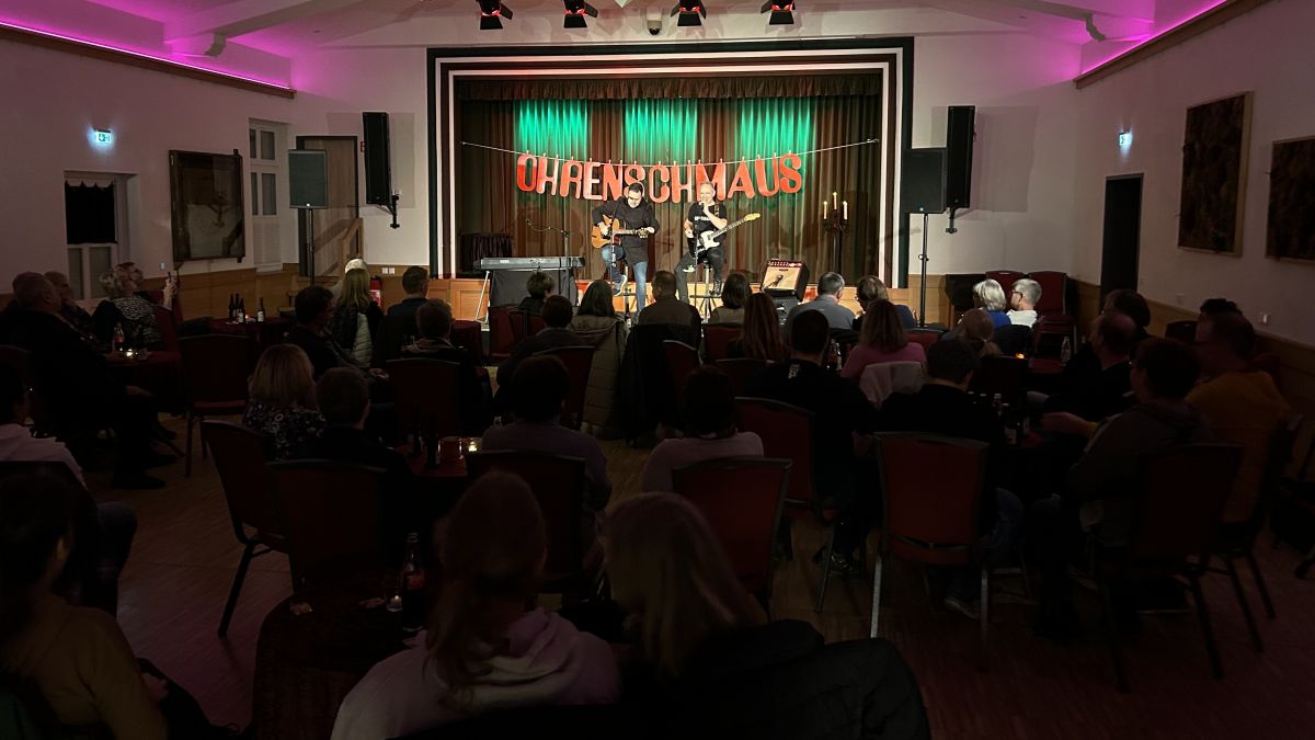 Das britisch-schottische Duo Paul Eastham und Finlay Wells spielte im Dorfhaus Ostentrop. von Birgit Arens