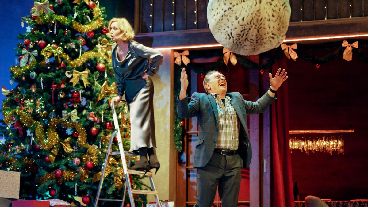 Beim Theaterstück „Schöne Bescherungen“ können sich die Besucher auf eine turbulente Weihnachtskomödie freuen. von Franziska Strauss