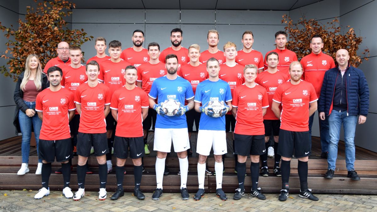 Zwei Sätze neue Trikots in rot und weiß gab es für die Spieler des SV Rahrbachtal. Vanessa Weiskirch, LVM-Versicherung Attendorn (links) und Mark Wittmer, LVM-Versicherung Olpe (rechts), überreichten sie. von privat