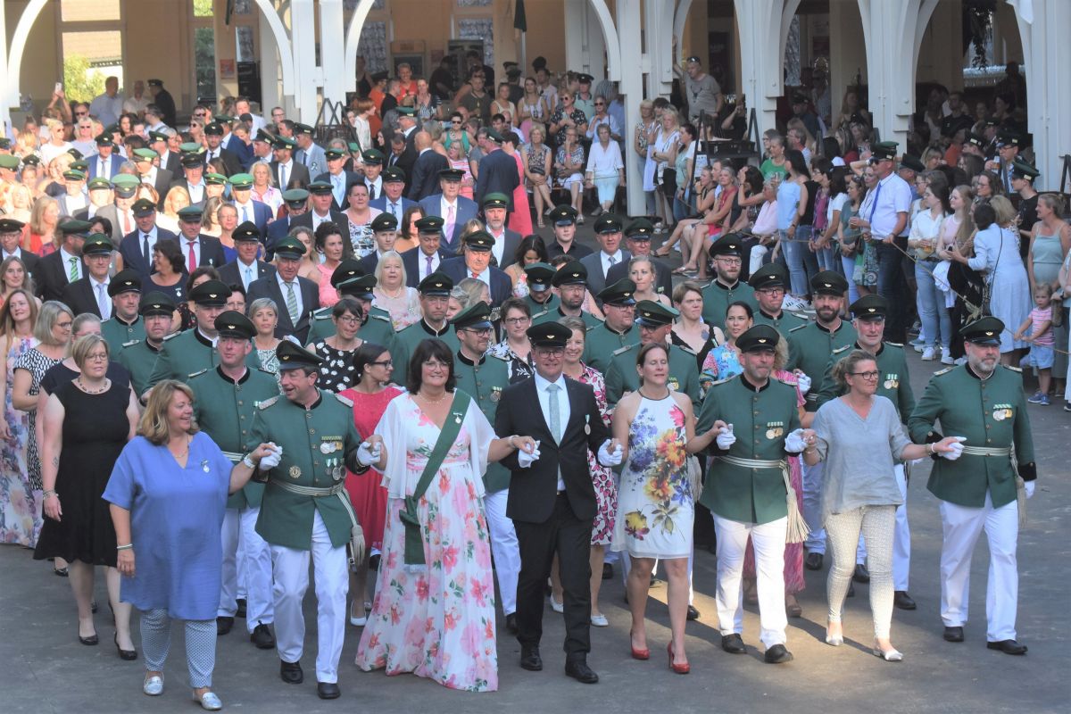 Seit 2012 führen Peter und Marion Liese (l.) die Königspolonaise beim Schützenfest an. von Nicole Voss