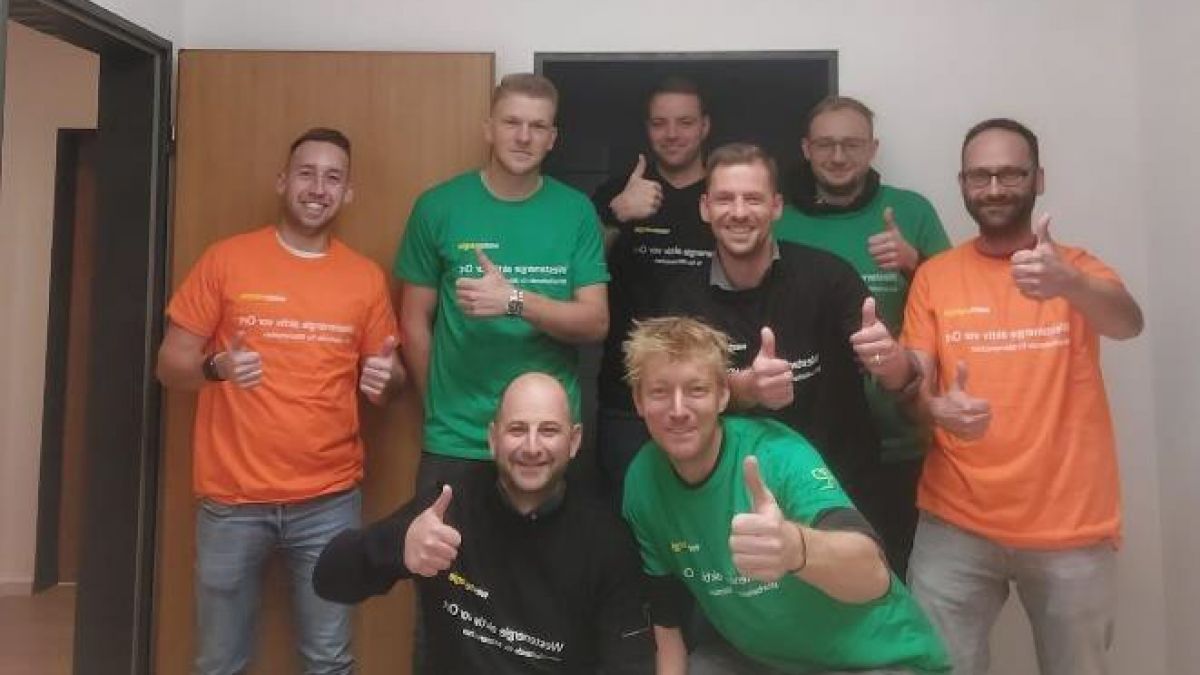 Freude bei den Mitgliedern des TC Langenei: Das Tennisheim strahlt in einem neuen Glanz. von privat