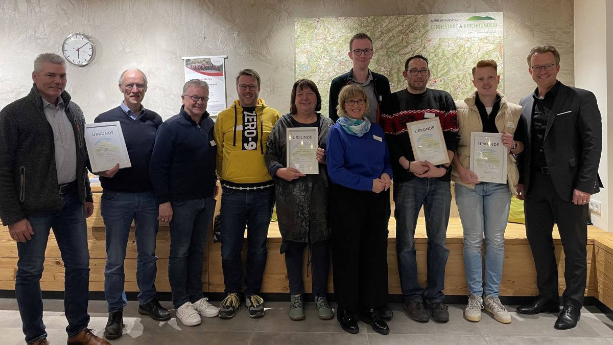 Bei der Urkundenübergabe (von links):  Thomas Jochheim, Wolgang Camminady (beide Theten-Germaniahütte), Peter Allebrodt, Carsten Heße, Marese Heermann (alle Bilstein), Sabine Hengstebeck, Felix Spanke (beide Stadtplanung), Daniel Fuhrmann (Sporke-Hespecke), Moritz Steffen (Oberelspe), Bürgermeister Tobias Puspas. von Stadt Lennestadt