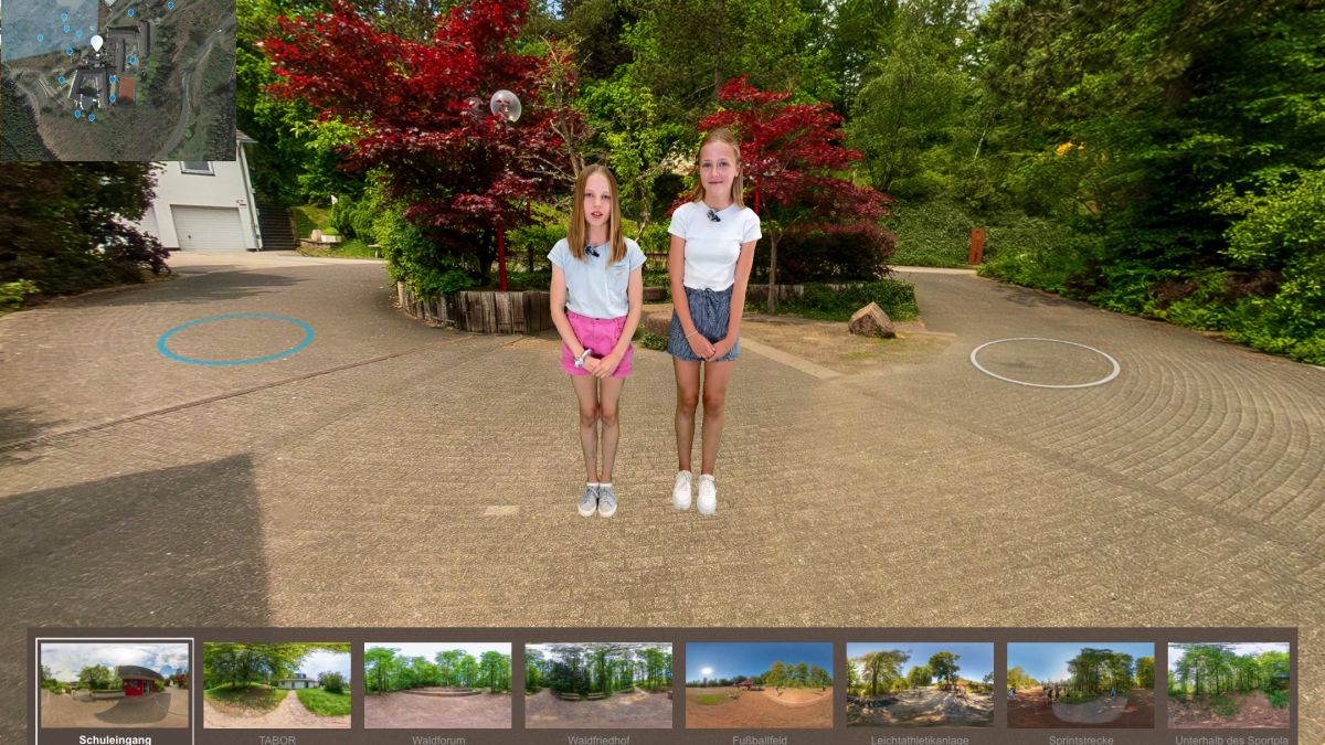 Zwei Schülerinnen der Klasse 6c führen als Hologramme durch die verschiedenen Areale der Schule. von privat