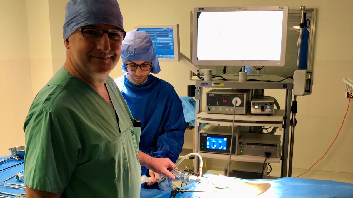 Chefarzt Dr. Bollmann (vorne) führte Schülerinnen und Schüler der elften Klasse des St.-Ursula-Gymnasiums durch einen spannenden Tag im OP der Helios Klinik Attendorn. von privat