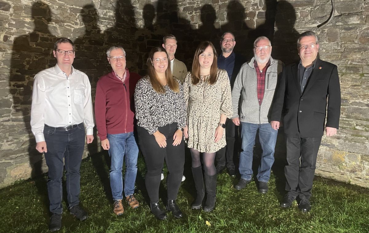 Vorstand des Tambourcorps Ottfingen (von links): Zweiter Vorsitzender Markus Dubratz, Schriftführer Gregor Dubratz, Jugendsprecherin Tamara Fischer, Kassierer Nicolai Eich, erster Beisitzer Jens Alteköster, zweite Beisitzerin Monja Niklas, dritter Beisitzer Helmut Fischer sowie Vorsitzender und Tambourmajor Ansgar Eichert. von privat