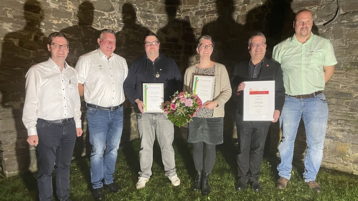 Der zweite Vorsitzende des Tambourcorps Ottfingen, Markus Dubratz (links), mit den geehrten Mitgliedern Maik Niklas, Steffen Hoffmann, Carolin Solbach, Ansgar Eichert und Dominik Gokus (von links). von privat