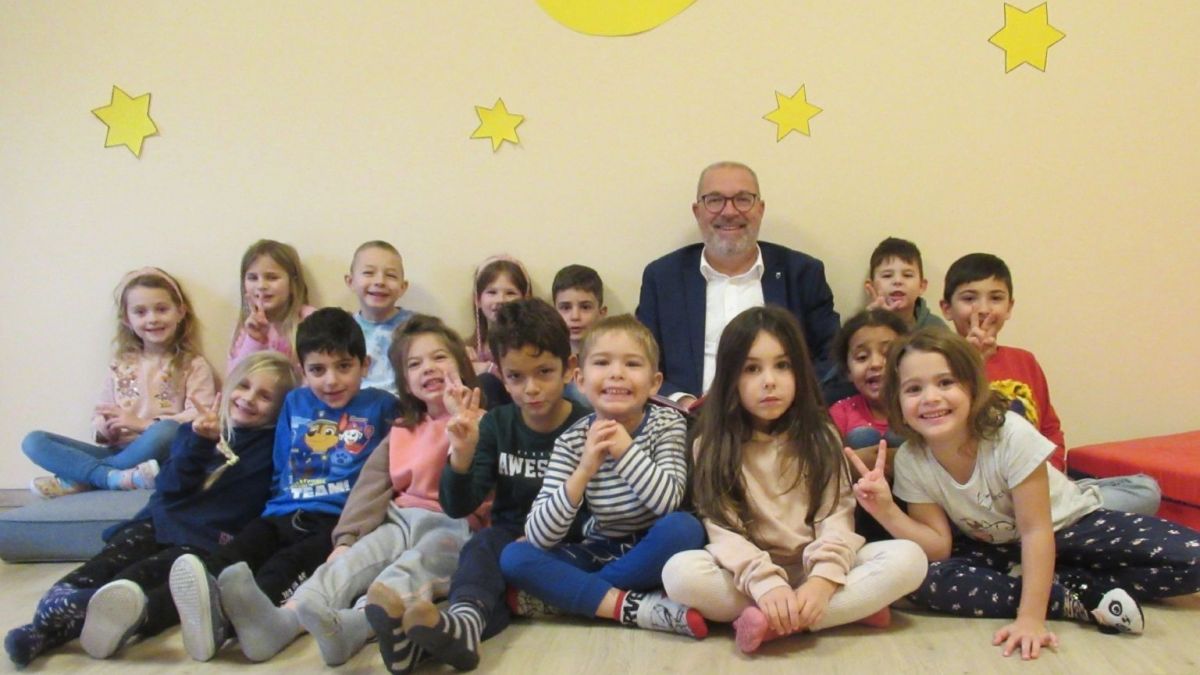 Bürgermeister und Vorleser Achim Henkel besuchte die Vorschulkinder im Familienzentrum Panama. von privat