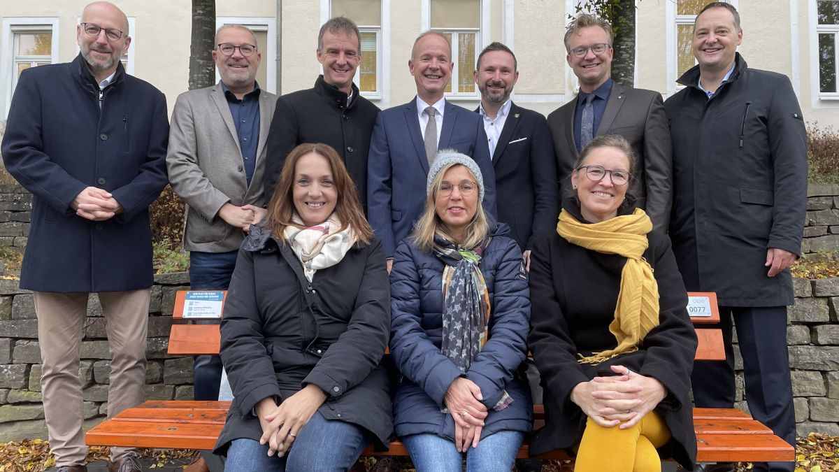 Acht orange Bänke weisen im Kreis Olpe jetzt auf Hilfsangebote für von Gewalt betroffene Frauen und Mädchen hin. Darüber freuen sich (vorn, von links): Eva Rieke-Trinn (Frauenberatungsstelle), Ines Kieserling (stv. Gleichstellungsbeauftragte Kreis Olpe), Sylvia Rath (Frauenhaus) sowie (hinten von links) die Bürgermeister Uli Berghof (Drolshagen), Achim Henkel (Finnentrop), Bernd Clemens(Wenden), Landrat Theo Melcher, Björn Jarosz (Kirchhundem), Tobias Puspas (Lennestadt) und Peter Weber(Olpe). von Kreis Olpe