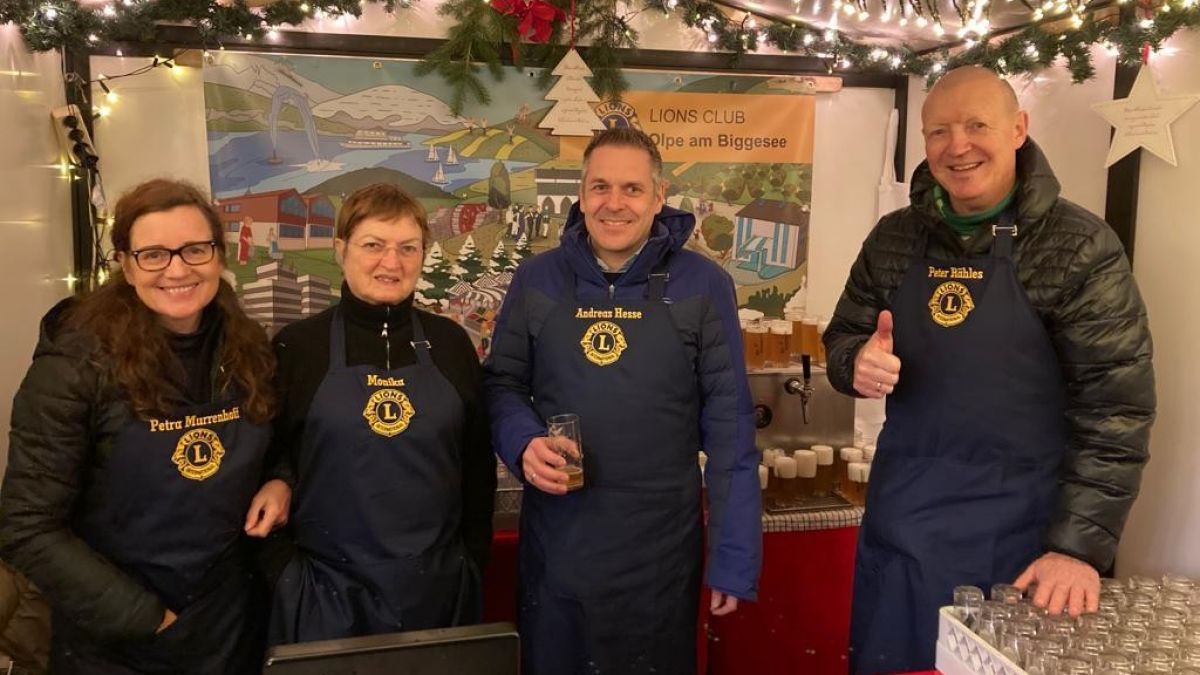 Beim Weihnachtsmarkt 2022: Diensthabende Clubmitglieder mit individualisierten Lions-Schürzen Petra Murrenhoff, Dr. Monika Theile, Andreas Hesse und Peter Rähles (von links). von privat