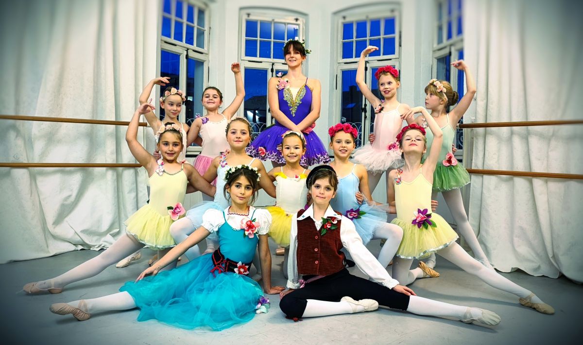 Auch die jüngsten Balletttänzerinnen machen mit. von privat