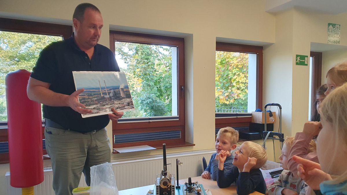 Marc Decker, Umweltreferent der Deutschen Umwelt-Aktion, erklärte den Kindern viel zum Thema Energiesparen. von Stadt Lennestadt