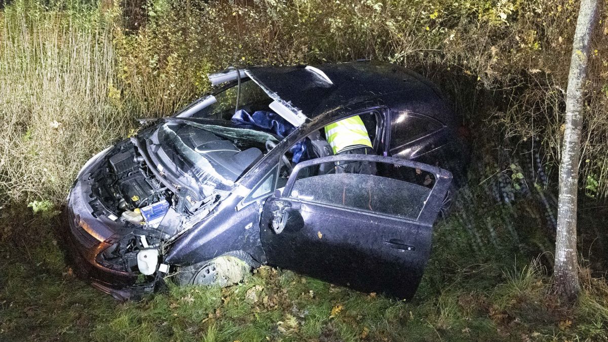 Der Opel Corsa wurde schwer beschädigt. Die Fahrerin kam mit leichten Verletzungen davon. von Kai Osthoff
