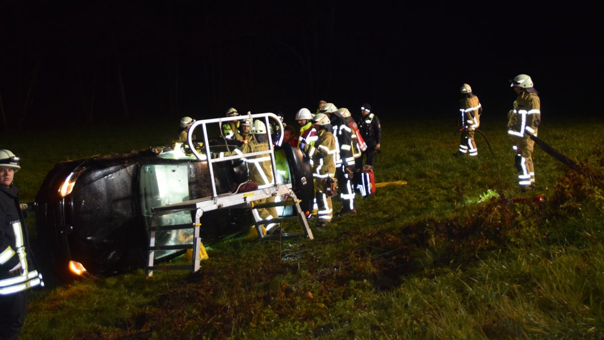Die Feuerwehr befreite einen in seinem Fahrzeug eingeschlossenen Fahranfänger. von Feuerwehr Attendorn