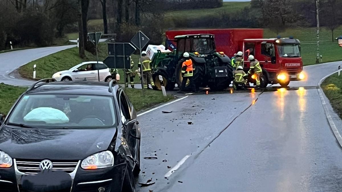 Bei einer Kollision zwischen einem Pkw und einem Trecker auf der L 880 verletzte sich eine Frau leicht. von Feuerwehr Attendorn