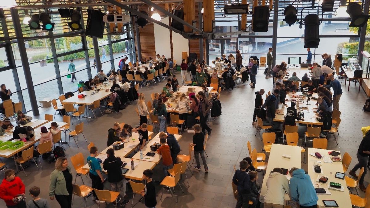 Reges Treiben herrschte beim MINT-Tag in der Mensa der Bigge-Lenne-Gesamtschule in Finnentrop. von Kreis Olpe